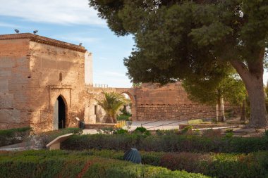 ALMERIA, İspanya - 07 NOVEMBER 2025 İspanya 'nın Almerya kentindeki Cerro de San Cristobal kalesi ve duvarları, İber Yarımadası' ndaki en önemli Endülüs anıtsal ve arkeolojik komplekslerinden biri.