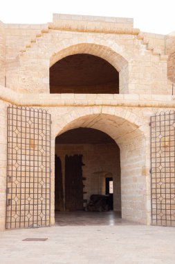 ALMERIA, İspanya - 07 NOVEMBER 2025 İspanya 'nın Almerya kentindeki Cerro de San Cristobal kalesi ve duvarları, İber Yarımadası' ndaki en önemli Endülüs anıtsal ve arkeolojik komplekslerinden biri.