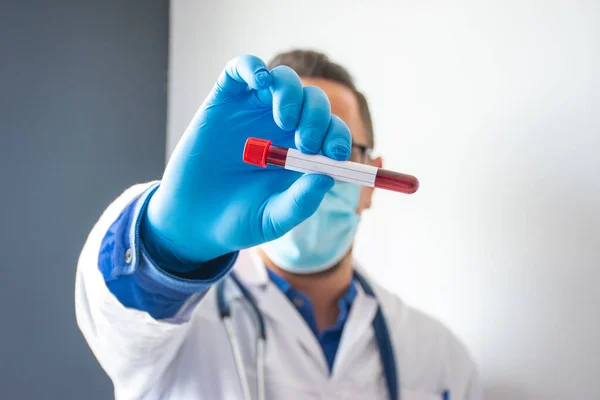 Doktor Laboratuvar Asistanı Elinde Üzerinde Kan Bulunan Bir Laboratuvar Tüpü — Stok fotoğraf