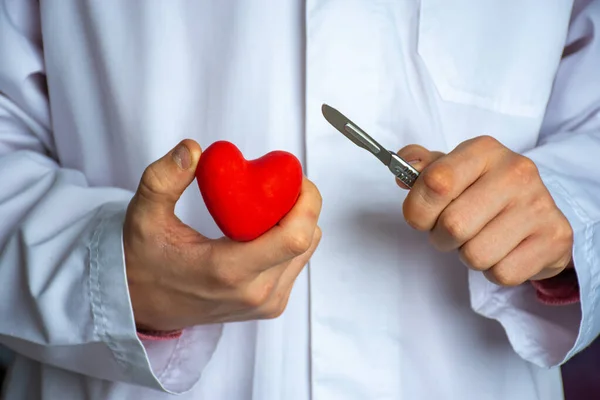 Herzchirurgie Oder Herzchirurgie Herzchirurgie Doktor Chirurg Mit Skalpell Der Hand — Stockfoto
