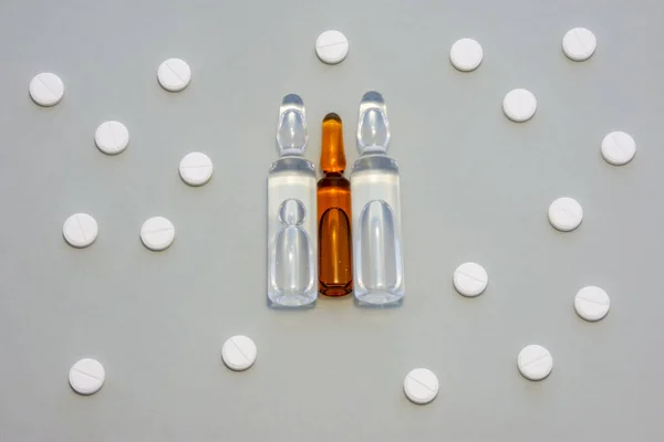 Las Ampollas Transparentes Con Medicamentos Encuentran Sobre Fondo Gris Rodeado — Foto de Stock