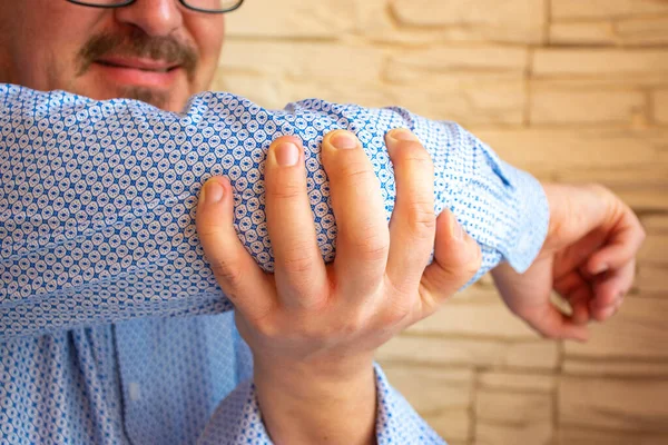 Paciente Está Aferrando Articulación Del Codo Debido Aparición Dolor Articulación —  Fotos de Stock