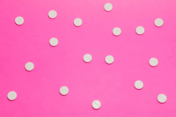 Los Comprimidos Farmacológicos Redondos Blancos Están Sobre Fondo Lunares Rosa — Foto de Stock