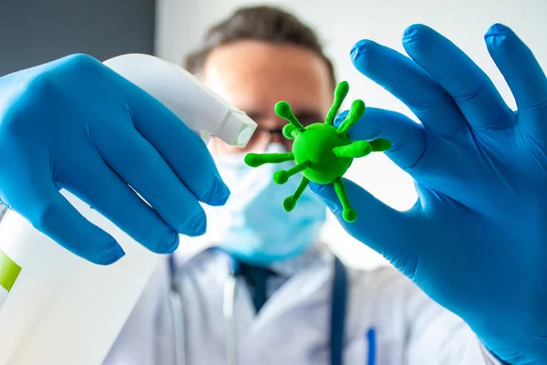 Ontsmettingsmiddel Tegen Pathogene Virussen Dokter Wetenschapper Houden Een Hand Model — Stockfoto