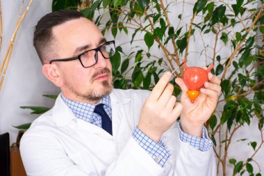 Doktor böbrekleri mesaneye bağlayan idrar yoluna işaret ediyor. Muhtemel bir hastalığa sebep olabilecek bir randevuda hastaya. Böbrek iltihabı, taşla tıkanma, yan tarafta ağrı, hidronefroz.