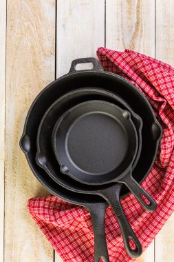 Dökme demir skillets