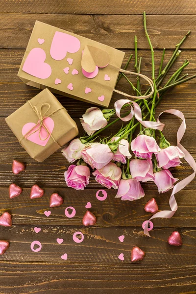 Rosa rosor och gåva — Stockfoto