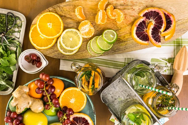 Detox citrus infunderas vatten — Stockfoto