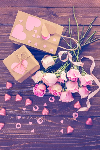 Roses roses et cadeau — Photo