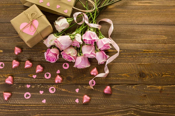 Rosas rosadas y regalo — Foto de Stock