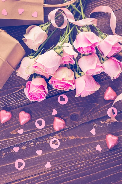 Rosa rosas e presente — Fotografia de Stock