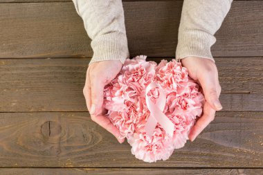 Pembe kurdele görünümü