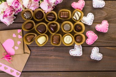 Pembe Gül ile çeşitli çikolatalar 