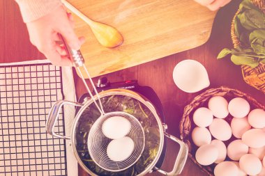 Doğal olarak boyalı Paskalya yumurtaları 