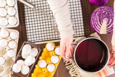 Doğal olarak boyalı Paskalya yumurtaları 