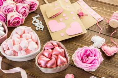 Çikolata ile pembe güller