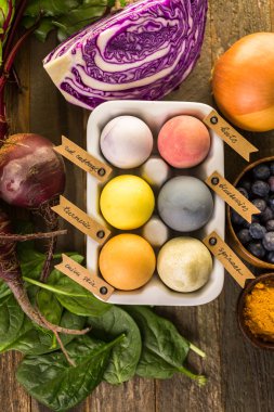 Paskalya yumurtaları doğal yumurta boya ile boyanmış