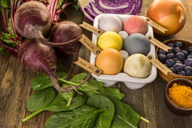 Paskalya yumurtaları doğal yumurta boya ile boyanmış