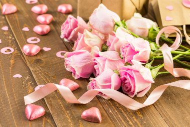 Çikolata ile pembe güller