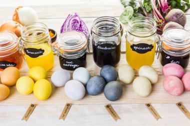 Paskalya yumurtaları doğal yumurta boya ile boyanmış