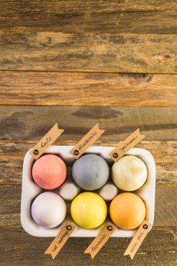 Paskalya yumurtaları doğal yumurta boya ile boyanmış