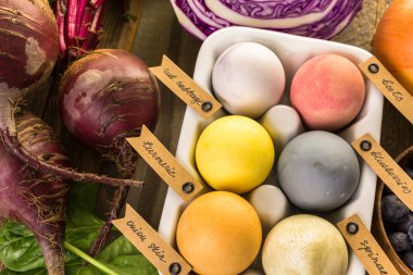 Paskalya yumurtaları doğal yumurta boya ile boyanmış