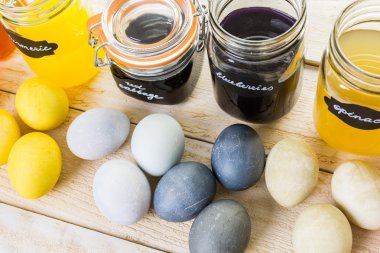 Paskalya yumurtaları doğal yumurta boya ile boyanmış