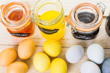 Paskalya yumurtaları doğal yumurta boya ile boyanmış