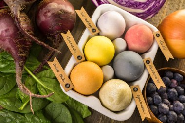 Paskalya yumurtaları doğal yumurta boya ile boyanmış