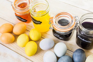 Paskalya yumurtaları doğal yumurta boya ile boyanmış