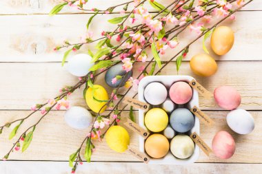 Paskalya yumurtaları doğal yumurta boya ile boyanmış