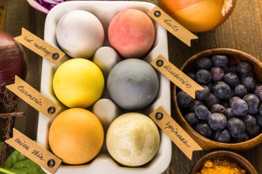 Paskalya yumurtaları doğal yumurta boya ile boyanmış