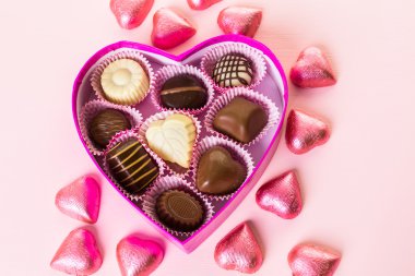 Kalp şeklinde kutu çikolata
