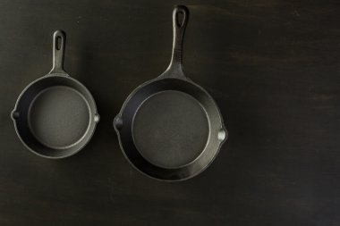 Geleneksel dökme demir skillets