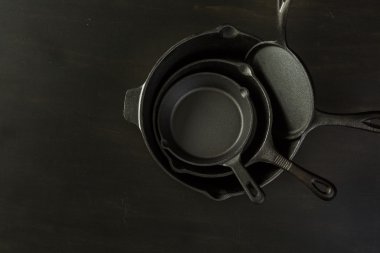 Geleneksel dökme demir skillets