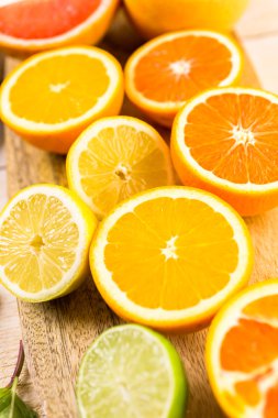 çeşitli narenciye
