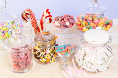 Çok renkli şekerler kavanoz