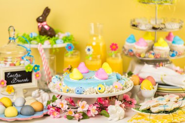 Tatlı tablo Easter pasta ile