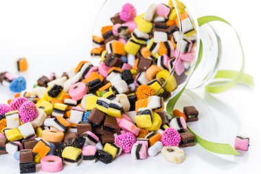 Renkli mini meyan kökü