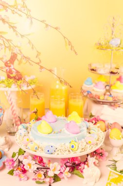 Tatlı tablo Easter pasta ile