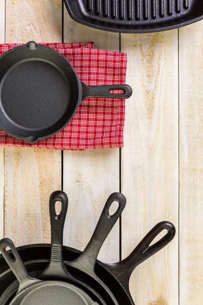 Gietijzer skillets — Stockfoto