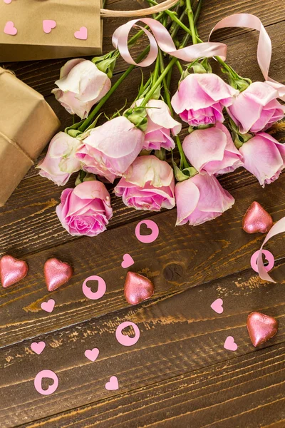 Růžové růže a dárek — Stock fotografie