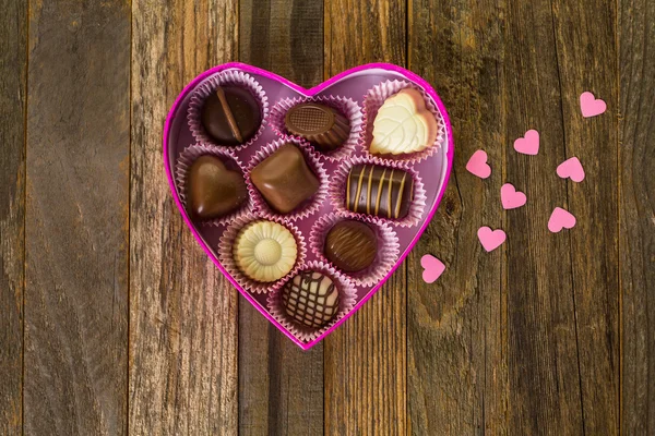 Chocolade in een hartvormige doos — Stockfoto