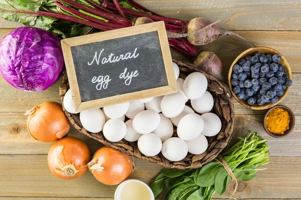 Huevos de Pascua teñidos naturalmente —  Fotos de Stock