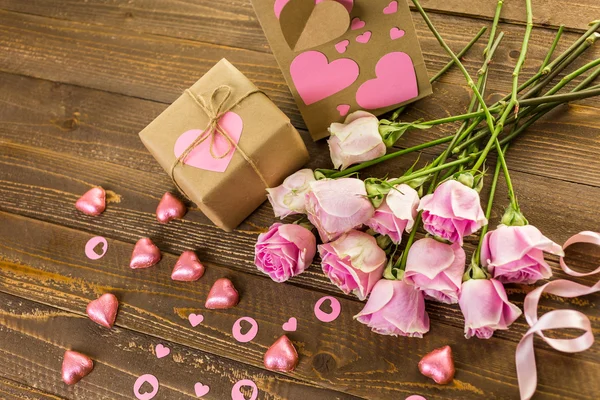 ピンクのバラとギフト — ストック写真