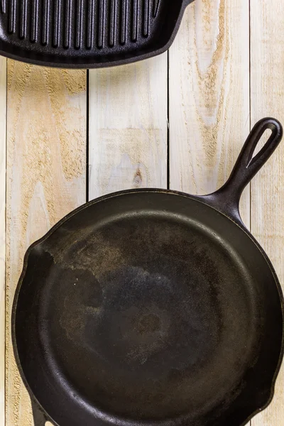 Чавунні сковорідки — стокове фото