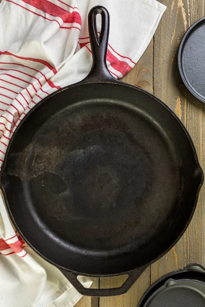 Gietijzer skillets — Stockfoto