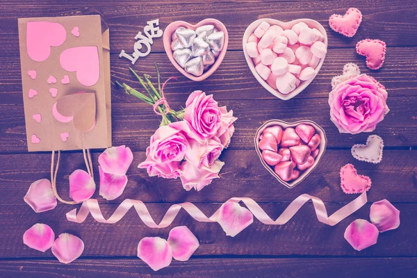 Pink roses with chocolates — Stock Photo, Image