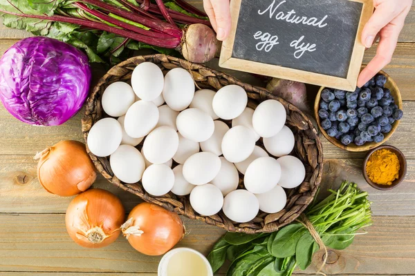 Ovos de Páscoa naturalmente tingidos — Fotografia de Stock