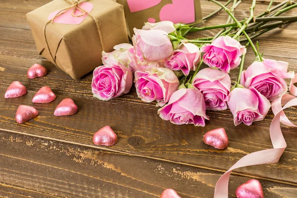 Růžové růže a dárek — Stock fotografie